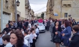 Skandal: Djeca konopcem vukla “porše” sa sveštenikom (VIDEO)