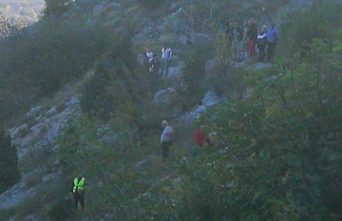 Automobil sletio u provaliju na putu Nikšić-Podgorica