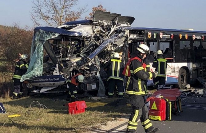 Sudar dva autobusa u Njemačkoj, 40 osoba povrijeđeno, među njima i djeca
