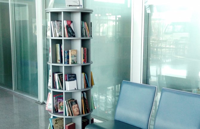 Za sve putnike na Aerodromu Podgorica- punkt sa knjigama: Možete ih nositi sa sobom ili ostaviti vašu 