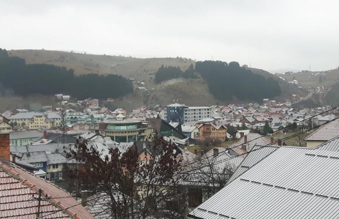 Prve pahulje na sjeveru, snijeg zabijelio na Žabljaku, u Rožajama...