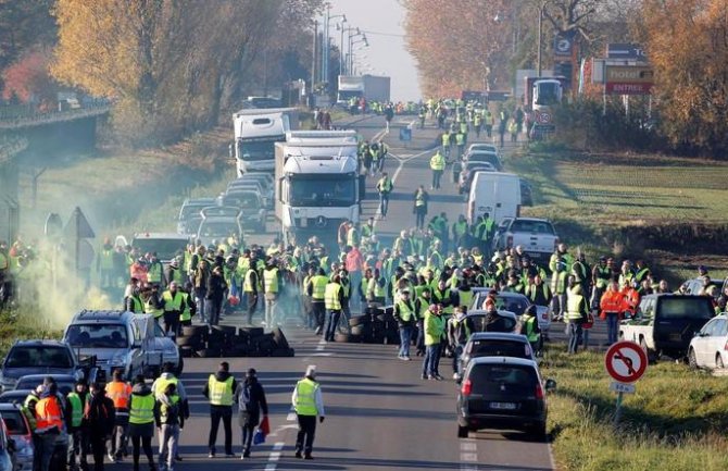 Francuzi protestuju zbog cijena goriva: Haos na ulicama, žena poginula, 47 povrijeđenih