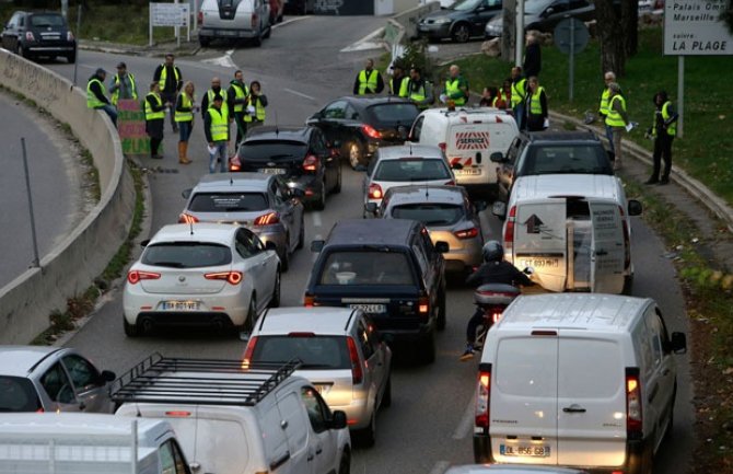 Pariz: I danas blokade puteva zbog protesta, vlada ne odustaje od ekoloških mjera