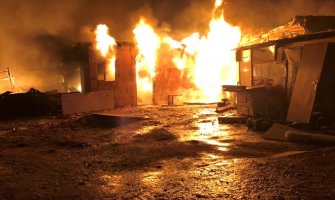 Tivat: Više baraka izgorjelo u požaru, bez krova ostalo više porodica