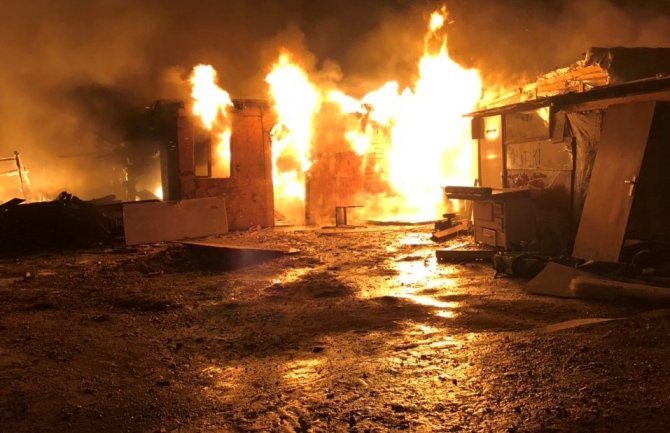 Tivat: Više baraka izgorjelo u požaru, bez krova ostalo više porodica