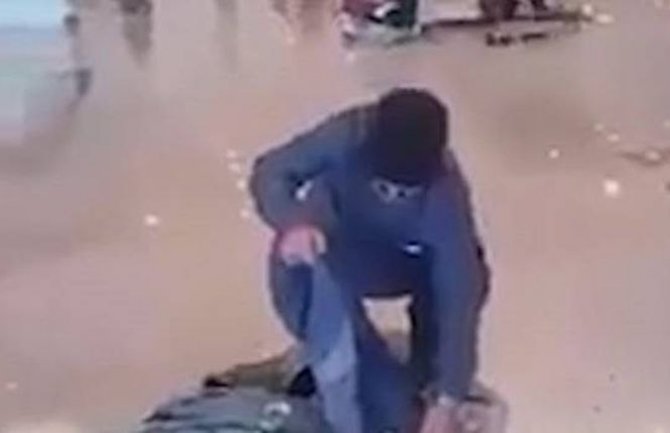 Pakistan: Otkazali mu let, on zapalio svoj prtljag na aerodromu (VIDEO)