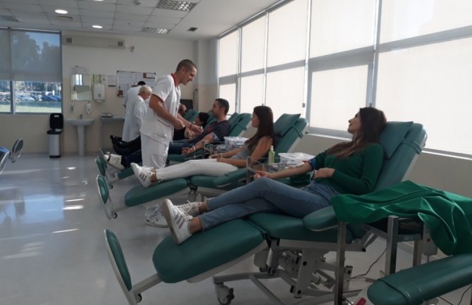 Zaposleni u Službi Skupštine dobrovoljno dali krv: Podrška ugroženim članovima društva