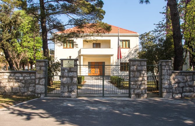 Milić i dalje u ambasadi: Zvaničan stav Srbija će saopštiti narednih dana