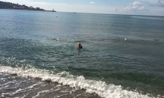 Bar: Kupanje u moru Portugalke nakon bure (VIDEO)