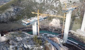 Najnoviji dron snimak mosta Moračica: Završena trećina rasponske konstrukcije(VIDEO) 
