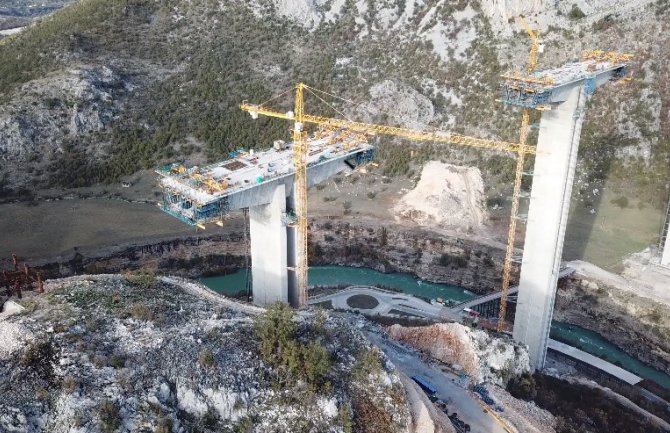 Najnoviji dron snimak mosta Moračica: Završena trećina rasponske konstrukcije(VIDEO) 