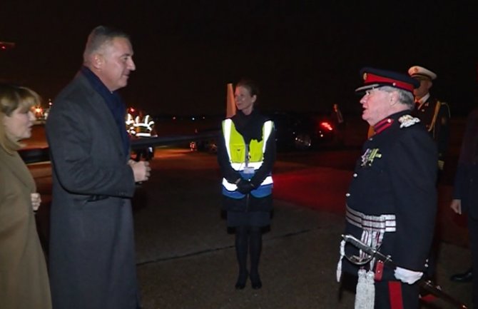 Izaslanik kraljice Elizabete dočekao Đukanovića na londonskom aerodromu(VIDEO)