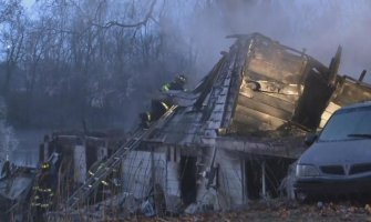SAD: U požaru u porodičnoj kući stradalo šest osoba, među njima i beba (VIDEO)