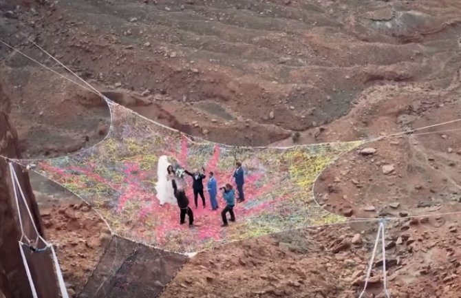 Pogledajte kako izgleda vjenčanje na 120 metara iznad provalije(VIDEO)