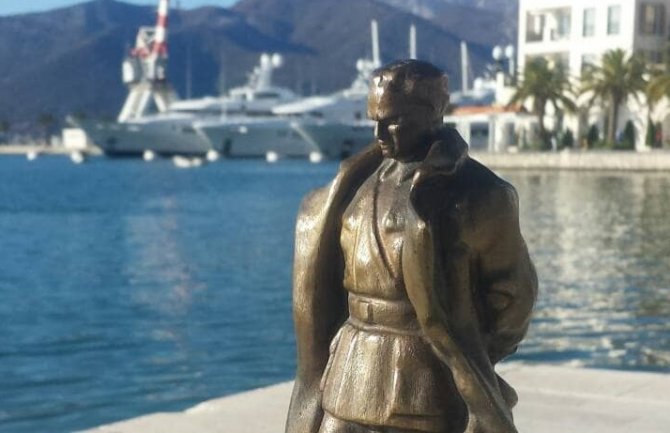 Statua a ne spomenik: Tito u Tivtu okrenuo leđa luksuzu (FOTO)