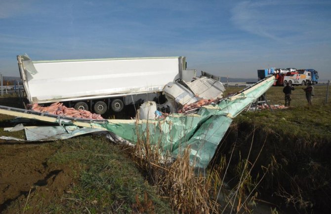 Vozač iz BiH sletio kamionom sa ceste, bore mu se za život (FOTO)