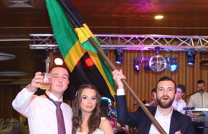 Mladenci u Nikšiću na svadbi imali zastavu Jamajke, evo i zašto