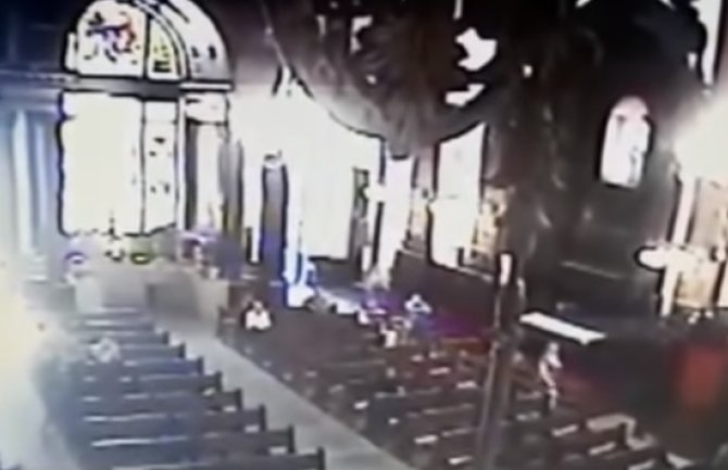 Užas u crkvi: Ubio pet osoba pa izvršio samoubistvo (VIDEO)