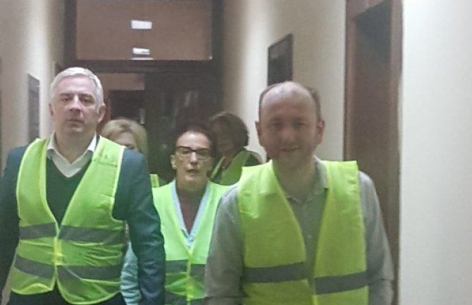 Poslanici DF u žutim prslucima šetaju kroz Skupštinu, premijerski sat kasnio