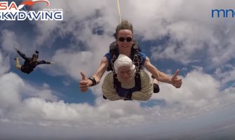 Baka postavila rekord: U 102. godini skočila padobranom(VIDEO)