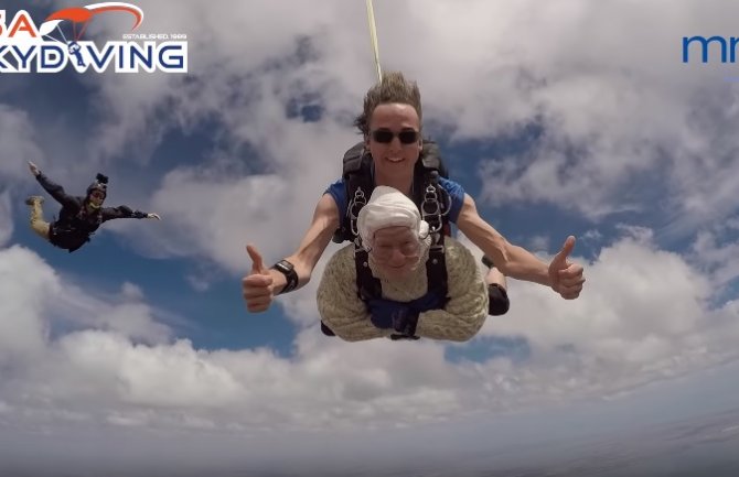 Baka postavila rekord: U 102. godini skočila padobranom(VIDEO)