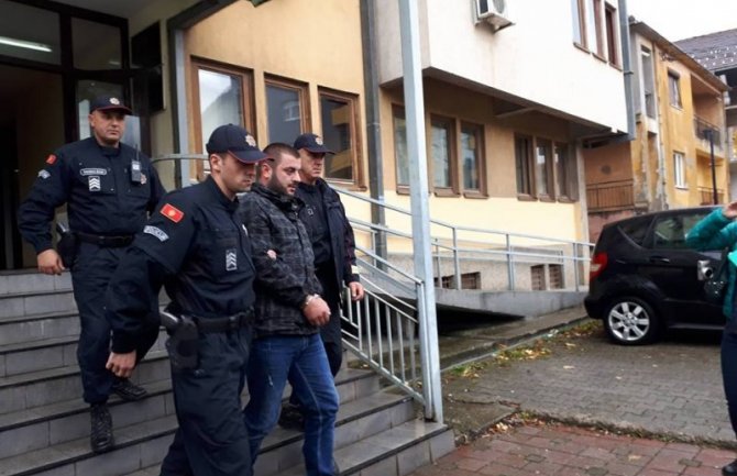 Saslušan vještak: Alihodžić suprugu udario najmanje 17 puta motkom u dvorištu škole