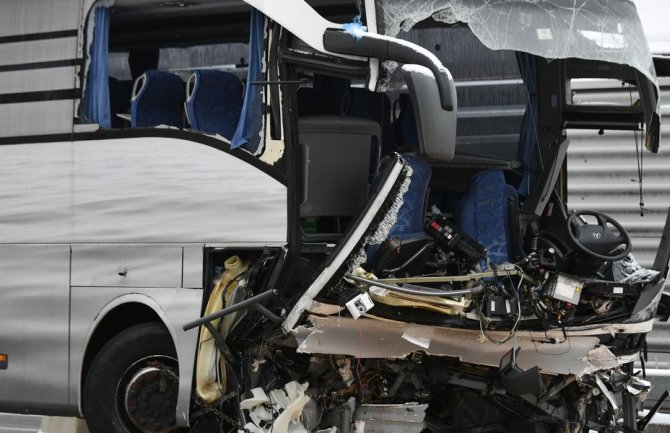Njemački autobus skliznuo s puta i udario u zid, poginula jedna osoba
