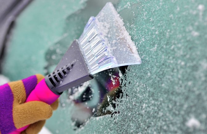 Kako se riješiti leda sa stakla na automobilu? Trebaće vam flaša, karton i stare čarape! (VIDEO)