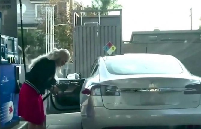 Žena htjela električni automobil da napuni gorivom (VIDEO)
