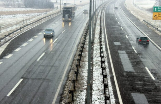 Bahati vozač: Bosanac u Srbiji vozio 245 km/h po zaleđenom auto-putu (VIDEO)