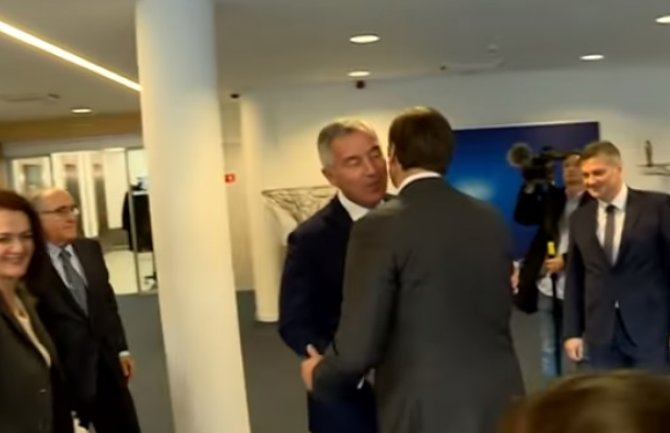 Srdačan pozdrav Đukanovića i Vučića u Briselu (VIDEO)
