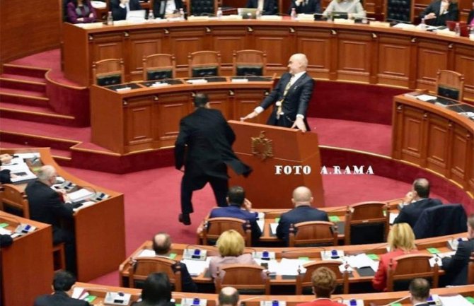 Incident u Skupštini Albanije: Poslanik jajima gađao premijera, sukob sa obezbjeđenjem (VIDEO)