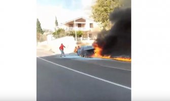 Magistralni put Bar–Sutomore: Zapalio se automobil tokom vožnje (VIDEO)