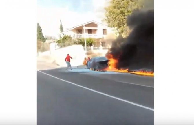 Magistralni put Bar–Sutomore: Zapalio se automobil tokom vožnje (VIDEO)