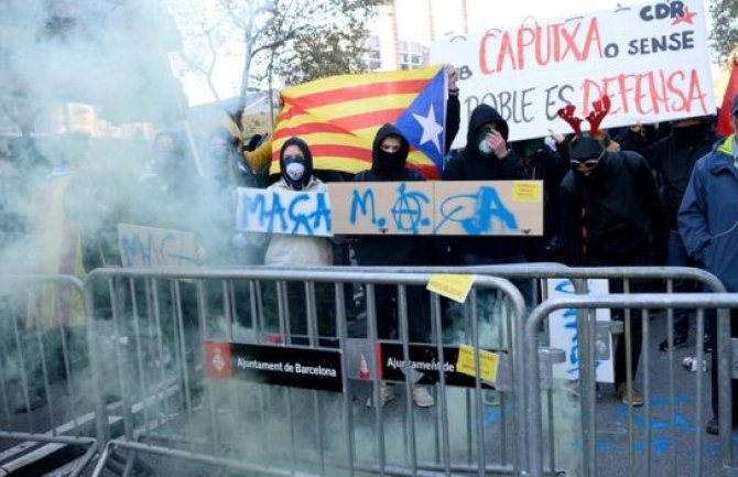 Bojkot sjednice Vlade Španije: U Barseloni blokirano 20 ulica, angažovano 9.000 policajaca