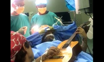 Muzičar svirao gitaru tokom operacije mozga (VIDEO)