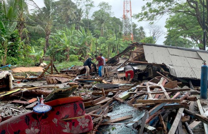 Katastrofa u Indoneziji: Najmanje 222 osobe poginule, 843 povrijeđene u cunamiju(FOTO)(VIDEO)