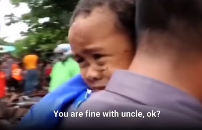 Spasili 5-godišnjeg dječaka ispod ruševina (VIDEO)