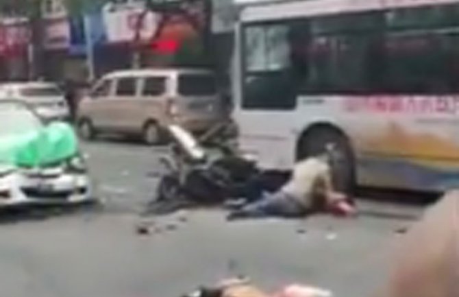 Kina: Oteo autobus i ubio pet ljudi, najmanje 21 osoba povrijeđena (VIDEO)