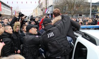 Napeto u Banjaluci: Uklonjeno auto Davora Dragičevića, napadnut policajac, privedeni poslanici
