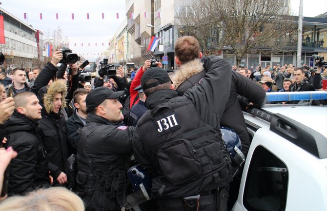 Napeto u Banjaluci: Uklonjeno auto Davora Dragičevića, napadnut policajac, privedeni poslanici