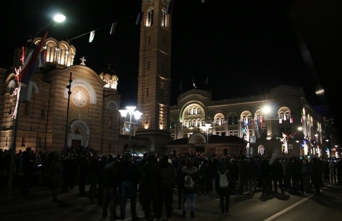  Banja Luka: Pripadnici policijske Jedinice za podršku intervenisali, masa se povukla do dvorišta crkve