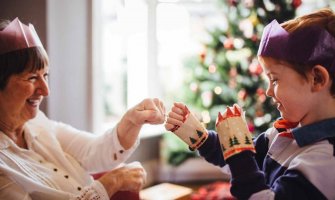 Borba protiv usamljenosti: Djeca u Finskoj pomažu penzionerima tokom spremanja Božićnih i novogodišnjih praznika