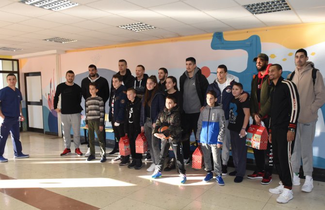 Košarkaši Budućnost Volija posjetili pacijente dječije bolnice: Ohrabrenje u prazničnim danima