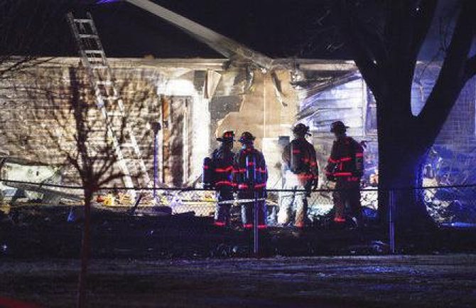 Južna Dakota: Avion pao na kuće i zapalio se, dvije osobe stradale