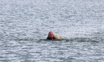 Policijski ronilac zaplivao u jezeru okovanom ledom da bi spasio štene(FOTO)