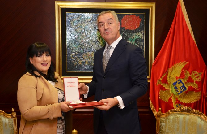 Đukanović uručio Medalju čovjekoljublja Konstantini Maraš iz Nikšića