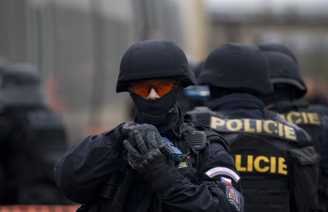Češka: Policija nakon više sati pregovora upala u banku i oslobodila taoce