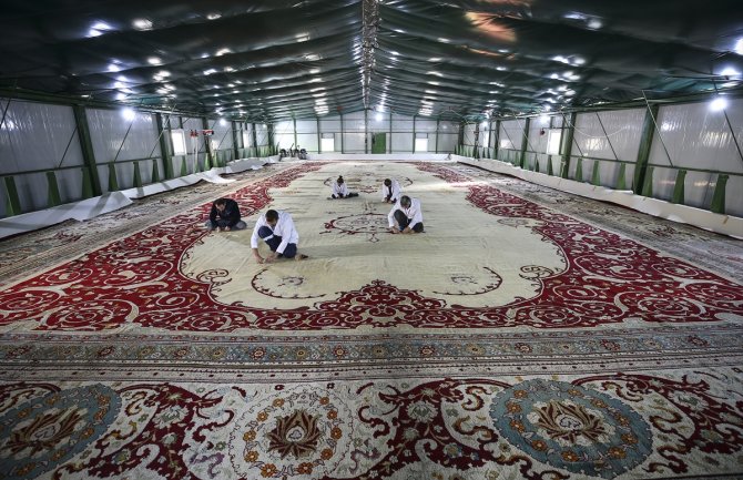 Jedan od najvećih tepiha na svijetu podignut i opran nakon 120 godina(FOTO)