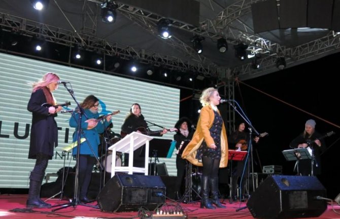  Ženski tamburaški sastav „La banda“ nastupio sinoć u Tivtu u okviru Luštica Bay tambura night